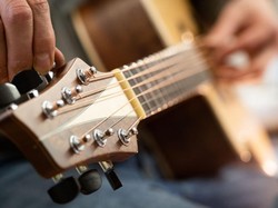 Tips Memilih Gitar Akustik untuk Pemula