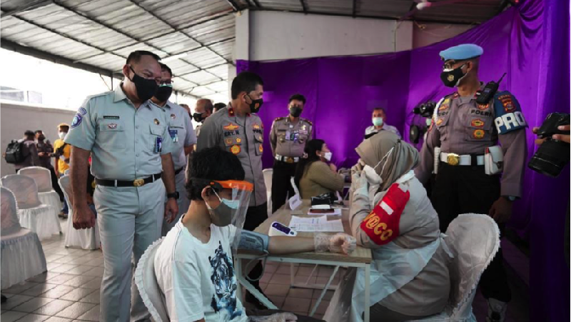 Jasa Raharja Cabang Banten bersama Biddokes Polda Banten menggelar vaksinasi COVID-19 di halaman Kantor Jasa Raharja
