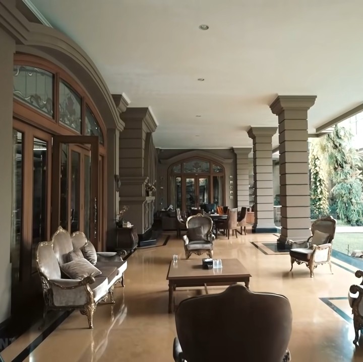 <p>Di halaman belakang, keluarga Alshad Ahmad biasa bersantai di sofa-sofa besar sambil menikmati pemandangan. Alshad Ahmad memiliki kebun binatang mini di halaman rumahnya, Bunda. (Foto: YouTube AH)</p>