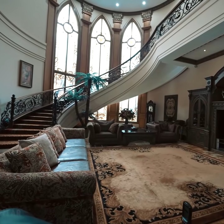 <p>Ruang tamu rumah Alshad Ahmad tampak sangat megah dengan tangga beraksen melingkar. Ruangan itu menjadi tempat berkumpulnya keluarga Alshad Ahmad di momen spesial. Arsitektur dan dekorasi rumah tersebut didesain sendiri oleh sang ayah lho. (Foto: YouTube AH)</p>
