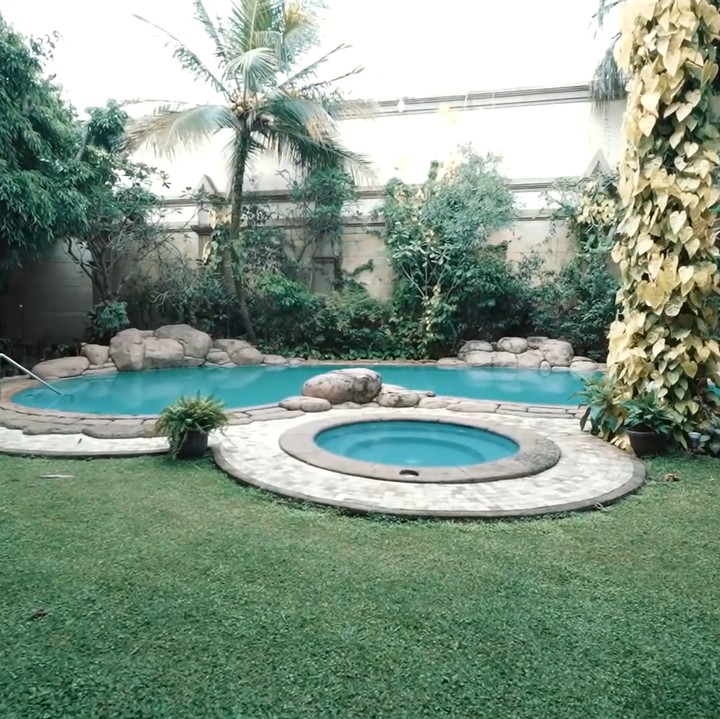 <p>Halaman belakang Alshad Ahmad tampak sangat asri menyerupai habitat alami para satwa. Alshad juga memiliki kolam yang terlihat cantik di halaman rumah. (Foto: YouTube AH)</p>