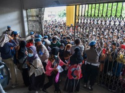 Berdesakan Warga Antre Vaksin Corona di Medan Tuai Kritikan