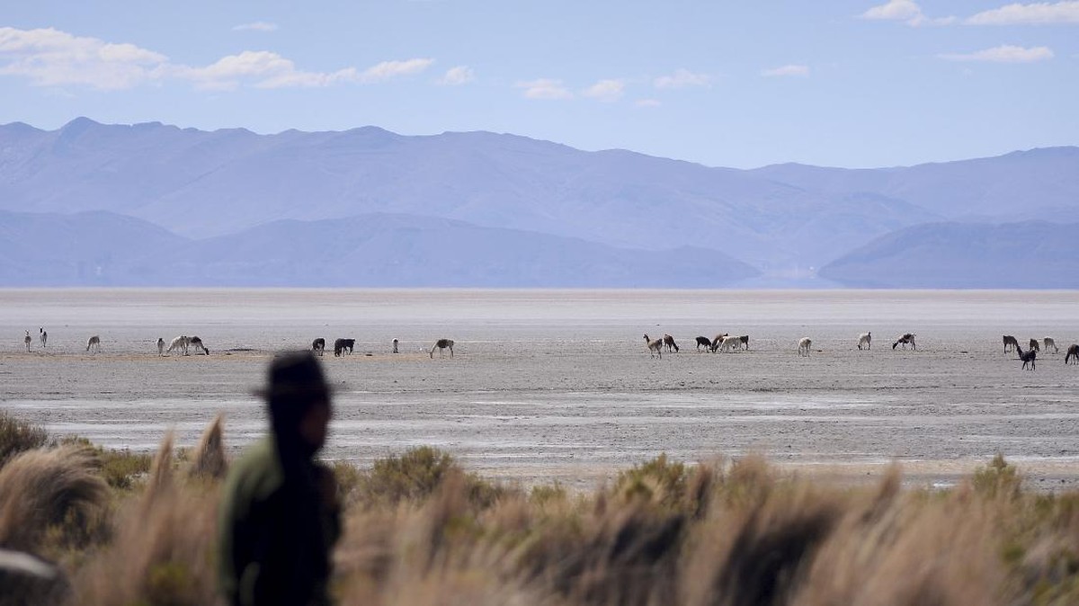 FOTO: Danau Poopo di Bolivia Mengering, Berubah Menjadi Gurun