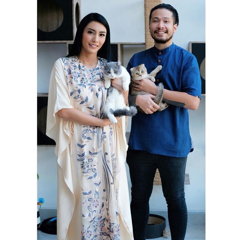 Digugat Cerai, Intip Lagi Momen Harmonis Tyas Mirasih & Raiden Soedjono Kabar mengejutkan datang dari aktris cantik Tyas Mirasih yang digugat cerai oleh sang suami Raiden. Yuk lihat lagi keharmonisan mereka!