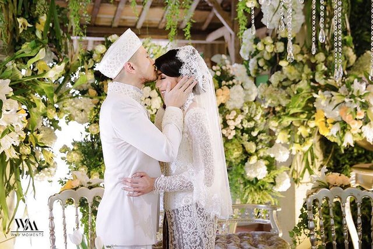 Kabar mengejutkan datang dari aktris cantik Tyas Mirasih yang digugat cerai oleh sang suami Raiden&period; Yuk lihat lagi keharmonisan mereka&excl;