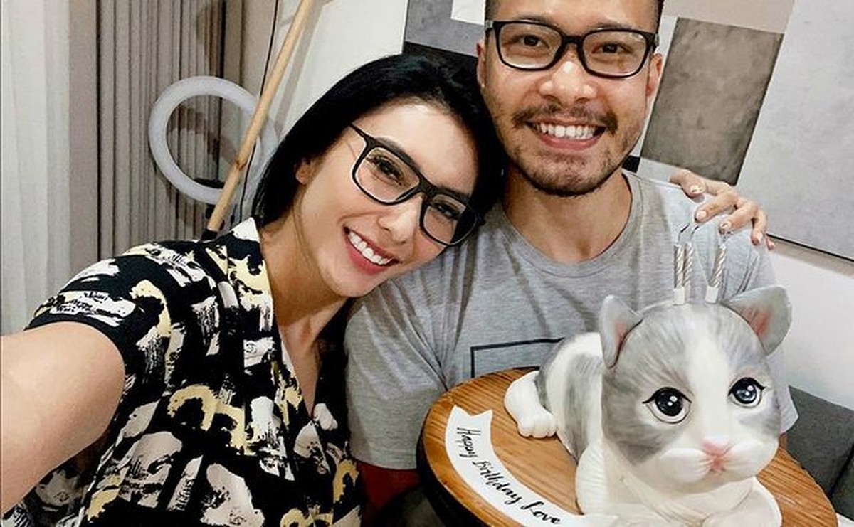 Kabar mengejutkan datang dari aktris cantik Tyas Mirasih yang digugat cerai oleh sang suami Raiden&period; Yuk lihat lagi keharmonisan mereka&excl;