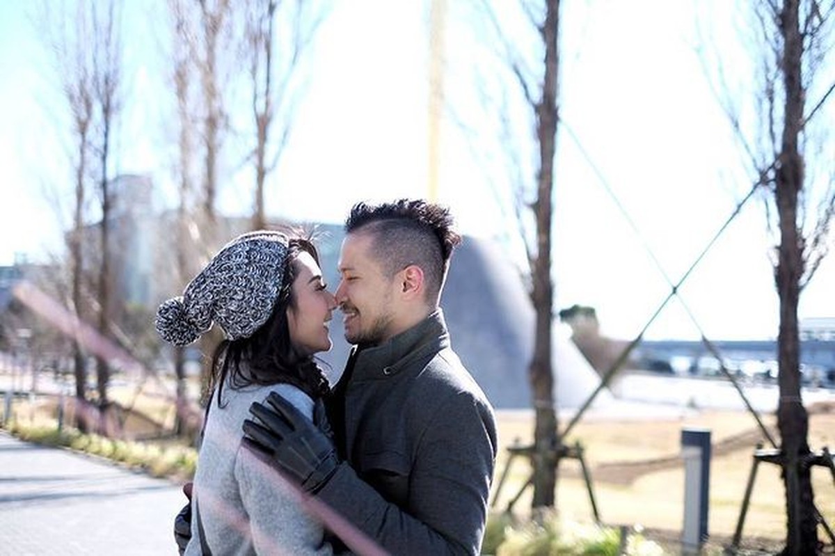 Kabar mengejutkan datang dari aktris cantik Tyas Mirasih yang digugat cerai oleh sang suami Raiden&period; Yuk lihat lagi keharmonisan mereka&excl;