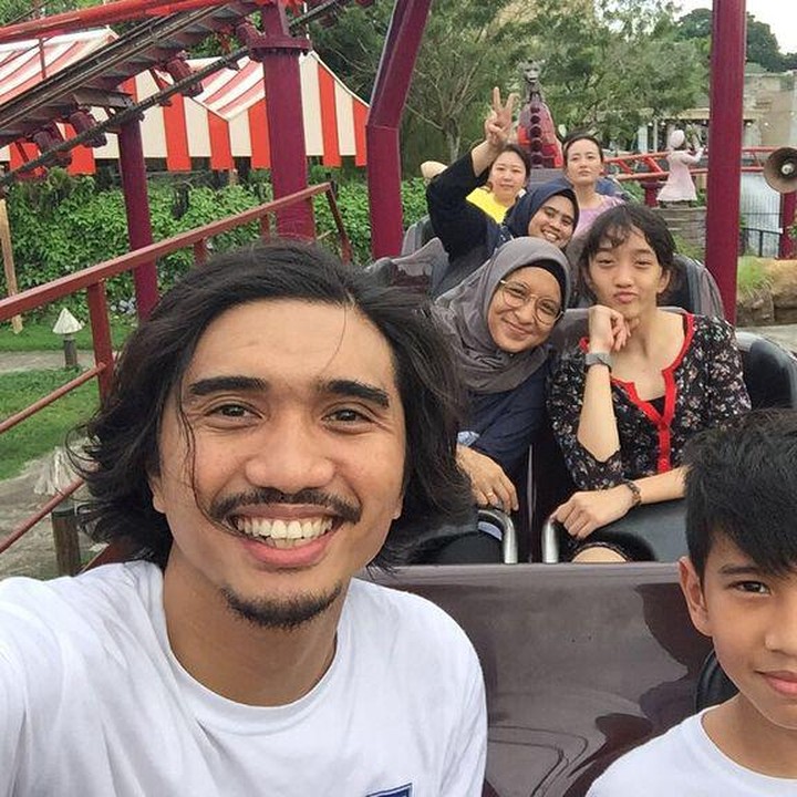 <p>Selain jalan-jalan menikmati suasana alam, Duta juga gemar mengajak Ciara dan Bima pergi ke taman bermain. Mereka tak pernah lupa mengabadikan momen lewat potret yang diunggah ke media sosial. Kompak banget ya, Bunda. (Foto: Instagram @shadjo04)</p>