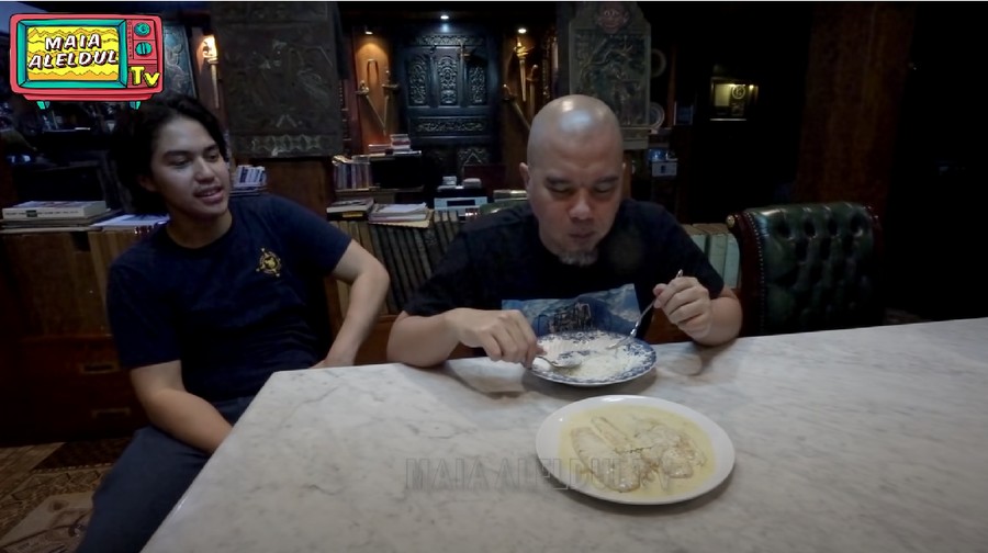 El Rumi El Rumi menemani Ahmad Dhani yang sedang mencicipi masakan Maia.
