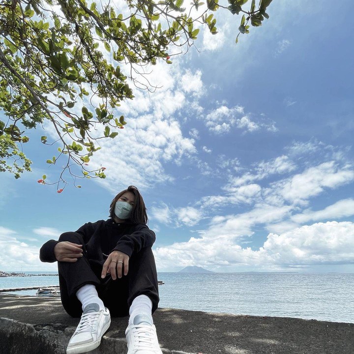<p>Sebut saja pada beberapa potret berikut, meski pada keterangan foto ia menyebut dirinya 'salah kostum', tapi Greysia terlihat amat modis, ya. (Foto: Instagram @greysiapolii)</p>