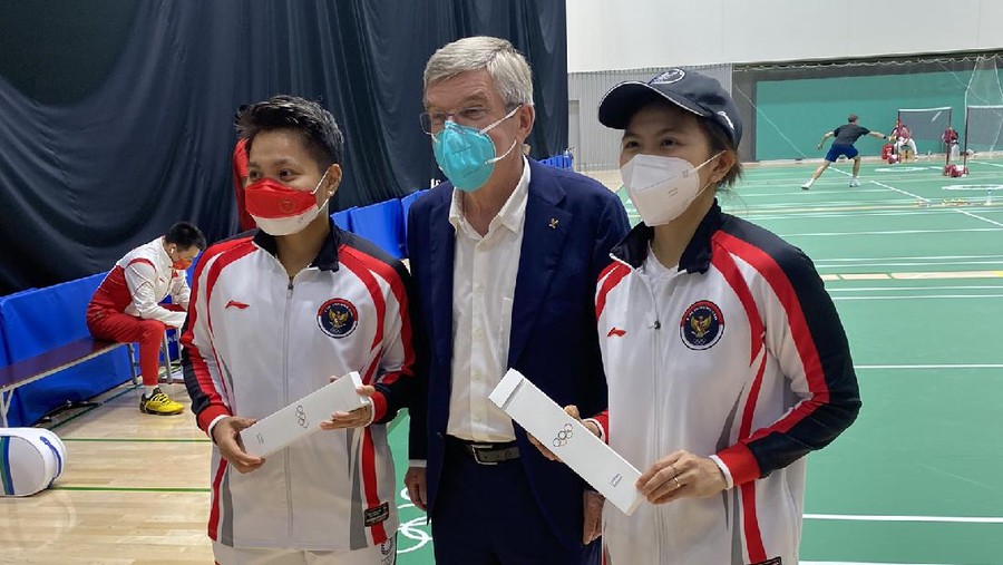 Greysia Polii dan Apriyani Rahayu bersama Thomas Bach