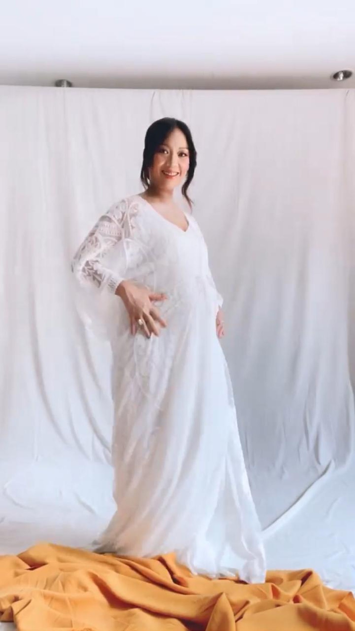 Nola B3 penyanyi senior yang telah vakum mengumumkan kehamilan anak ke 4 di usia 43 tahun pada &lpar;11&sol;7&rpar;&period; Yuk intip nola dan babybumpnya&excl;