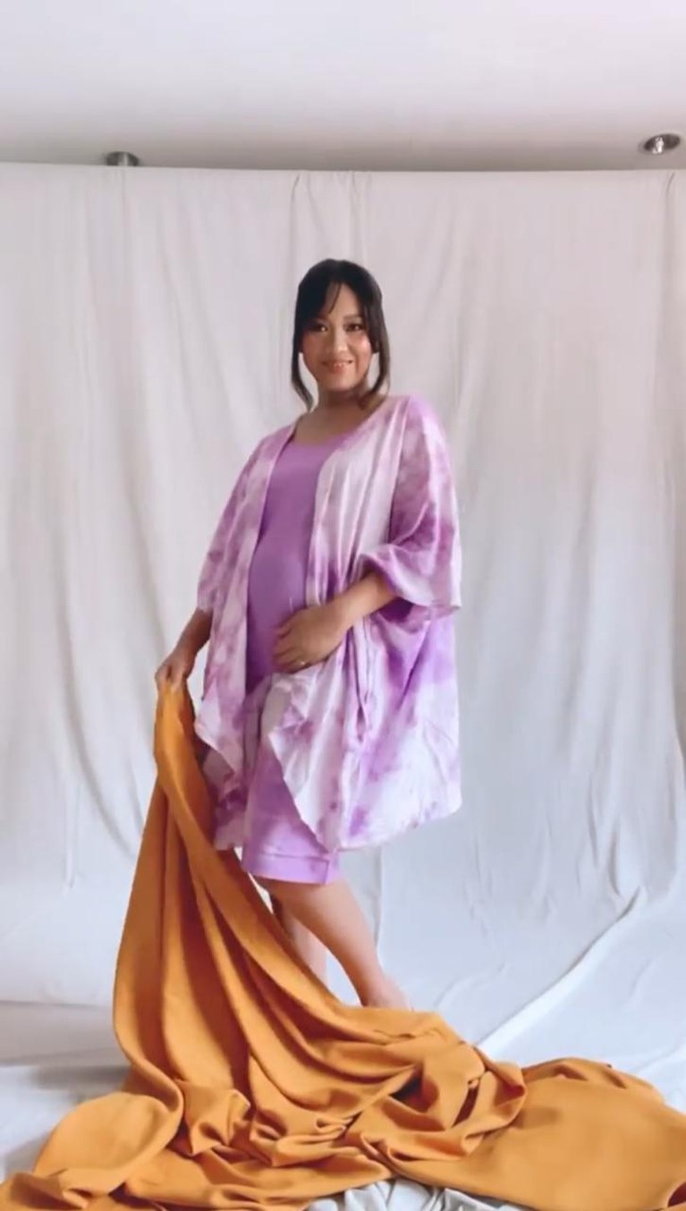 Nola B3 penyanyi senior yang telah vakum mengumumkan kehamilan anak ke 4 di usia 43 tahun pada (11/7). Yuk intip nola dan babybumpnya!