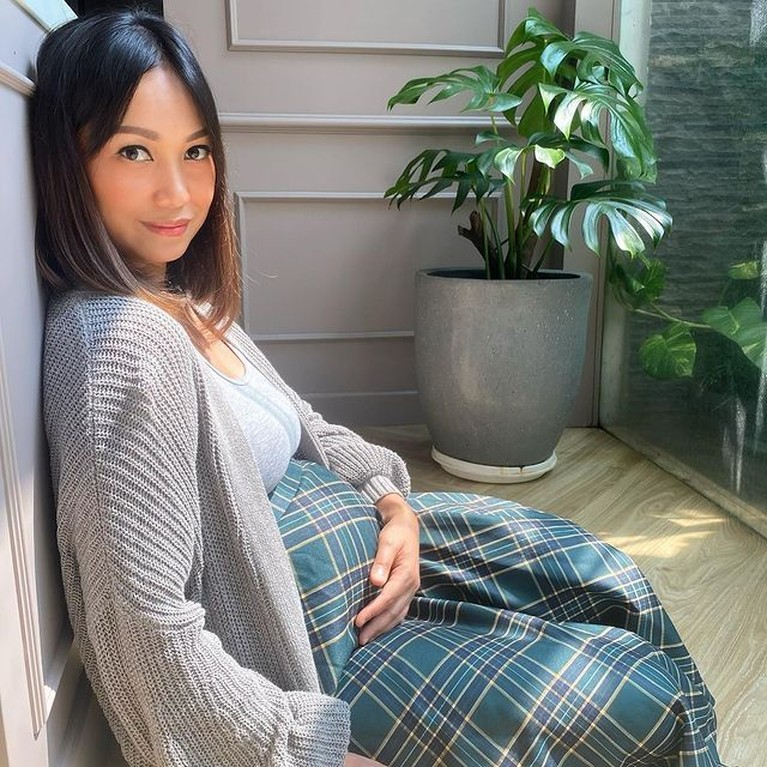 Hamil di Usia 43 Tahun, Intip Nola B3 Pamer Babybump Anak ke 4 Nola B3 penyanyi senior yang telah vakum mengumumkan kehamilan anak ke 4 di usia 43 tahun pada (11/7). Yuk intip nola dan babybumpnya!
