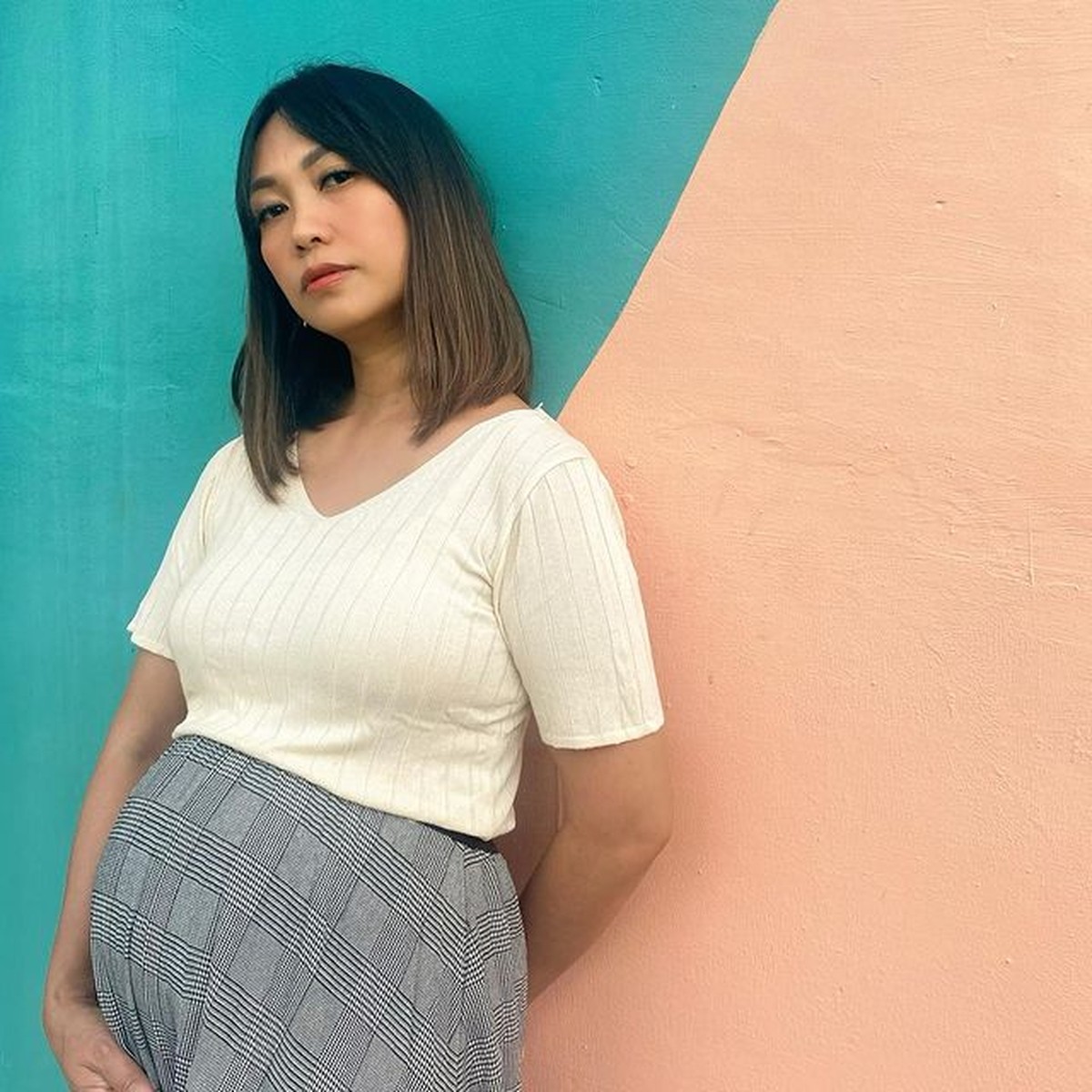 Nola B3 penyanyi senior yang telah vakum mengumumkan kehamilan anak ke 4 di usia 43 tahun pada &lpar;11&sol;7&rpar;&period; Yuk intip nola dan babybumpnya&excl;