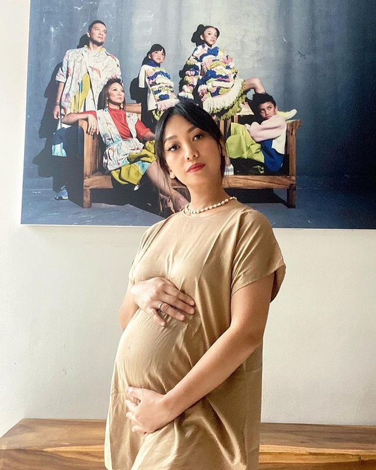 Hamil di Usia 43 Tahun, Intip 8 Foto Nola B3 Pamer Baby Bump Anak ke-4