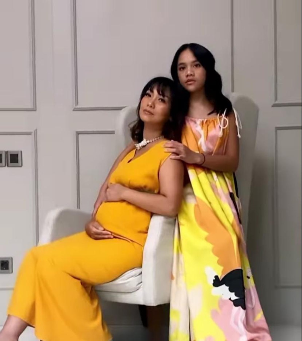 Nola B3 penyanyi senior yang telah vakum mengumumkan kehamilan anak ke 4 di usia 43 tahun pada &lpar;11&sol;7&rpar;&period; Yuk intip nola dan babybumpnya&excl;