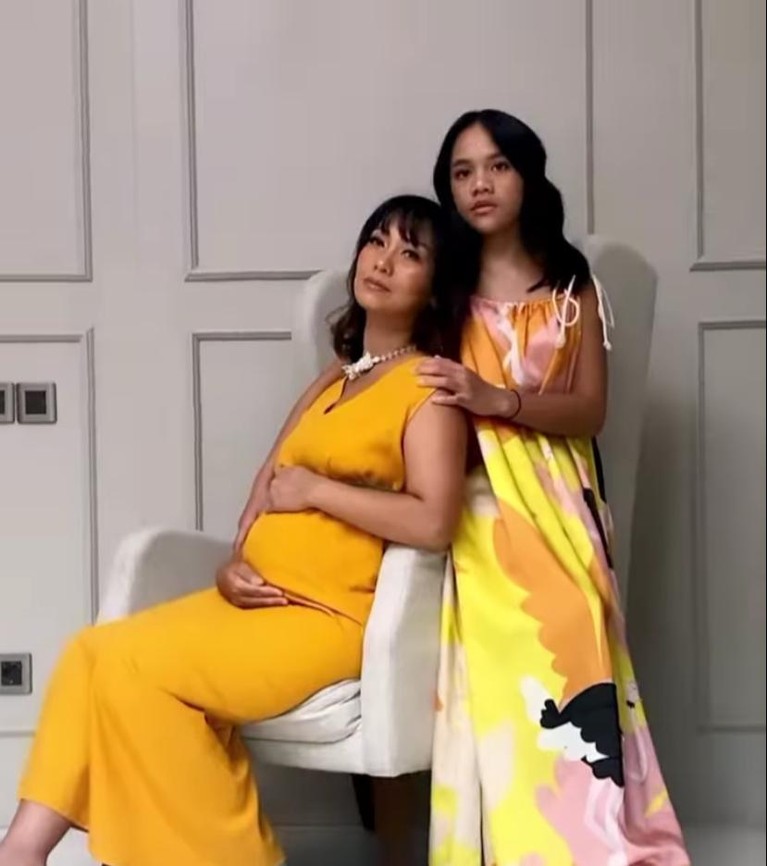 Hamil di Usia 43 Tahun, Intip 8 Foto Nola B3 Pamer Baby Bump Anak ke-4