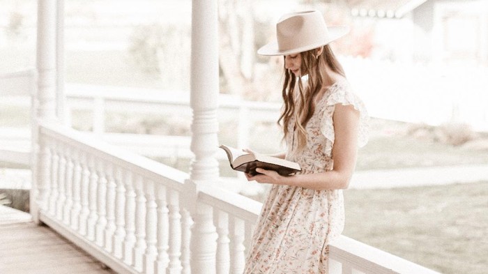 Ilustrasi membaca novel romantis klasik/foto: unsplash.com/pricilladupreez