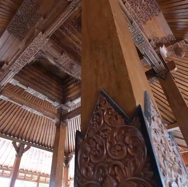 <p>Sokoguru atau tiang penyangga joglo milik Soimah sangat besar dan terbuat dari kayu jati asli, Bunda. Saat dihitung, lebarnya bahkan bisa mencapai 40 sentimeter. (Foto: YouTube deHakims)</p>