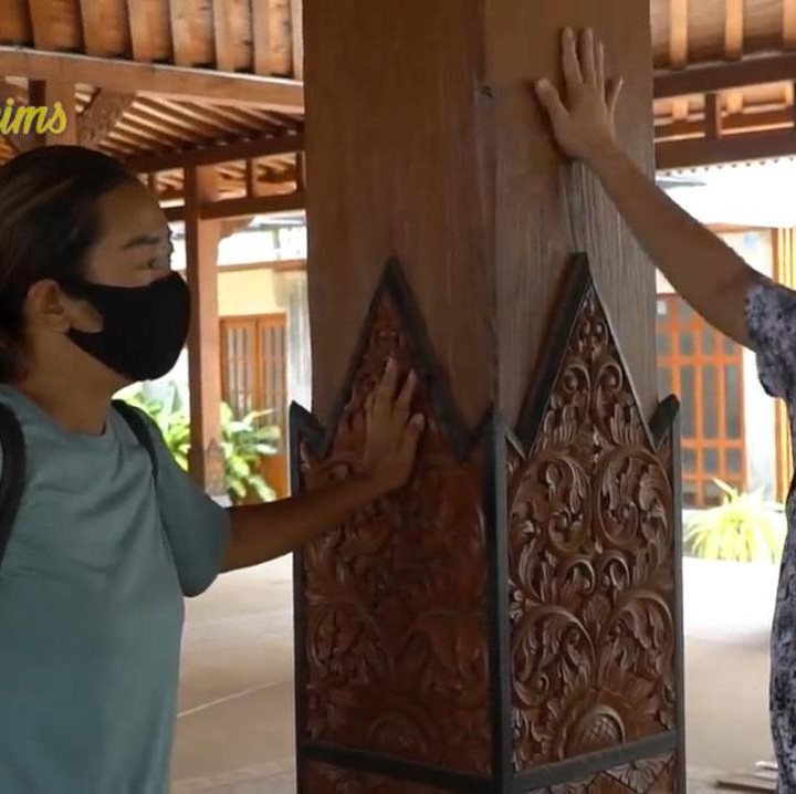 <p>Pada tiang juga terdapat ukiran-ukiran yang cantik nih, Bunda. Soimah sendiri mengaku ukiran ini hanyalah bentuk tambahan dari tiang sokoguru. (Foto: YouTube deHakims)</p>