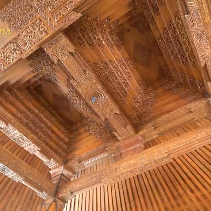 <p>Pada bagian tengah atas sokoguru, terdapat tumpang sari dengan ukiran asli nih, Bunda. Sementara ukiran pada undakan lainnya menyesuaikan desain yang asli. (Foto: YouTube deHakims)</p>