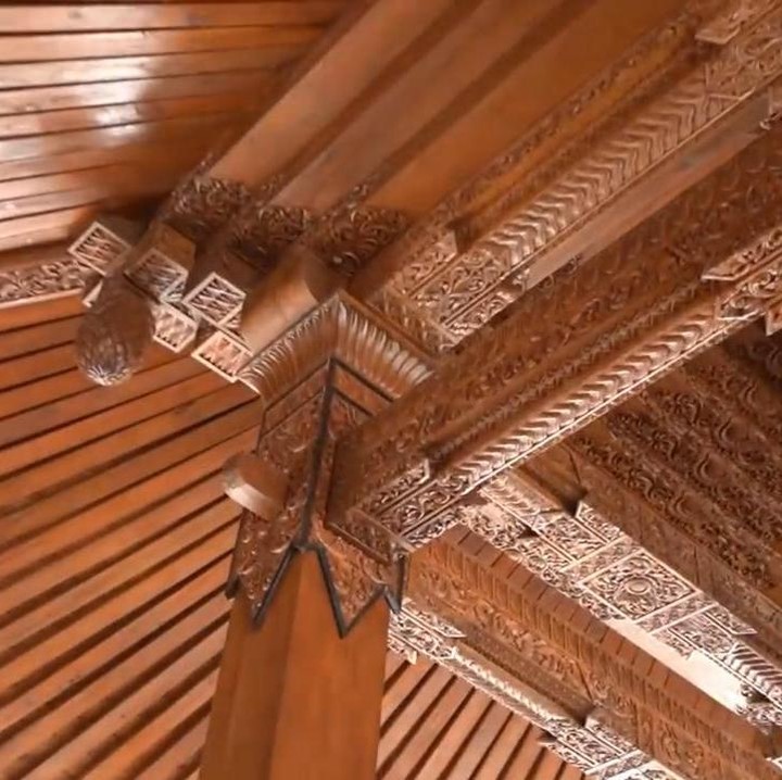 <p>Aula joglo ini masih dibuat secara tradisional lho, Bunda. Dalam artian, tidak menggunakan paku atau pasak, namun hanya diselipkan seperti bongkar pasang. (Foto: YouTube deHakims)</p>