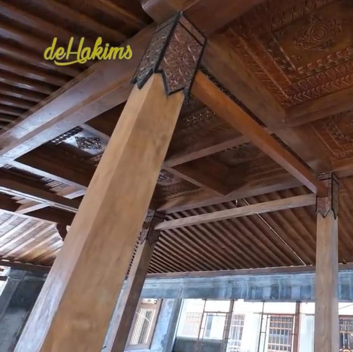<p>Selain pendopo joglo, di bagian belakang juga ada limasan nih, Bunda. Limasan sendiri lebih berbentuk mirip rumah, namun tetap terhubung dengan joglo. (Foto: YouTube deHakims)</p>