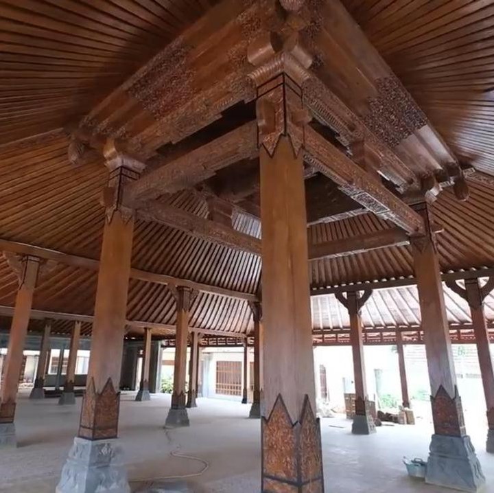 <p>Meski belum selesai dibangun, namun Soimah mengaku joglo ini akan dijadikan sebagai tempat berbagai acara keluarga seperti pernikahan. Tak hanya itu, Soimah akan menyewakan pendoponya untuk ruang berkesenian untuk masyarakat umum, lho. (Foto: YouTube deHakims)</p>