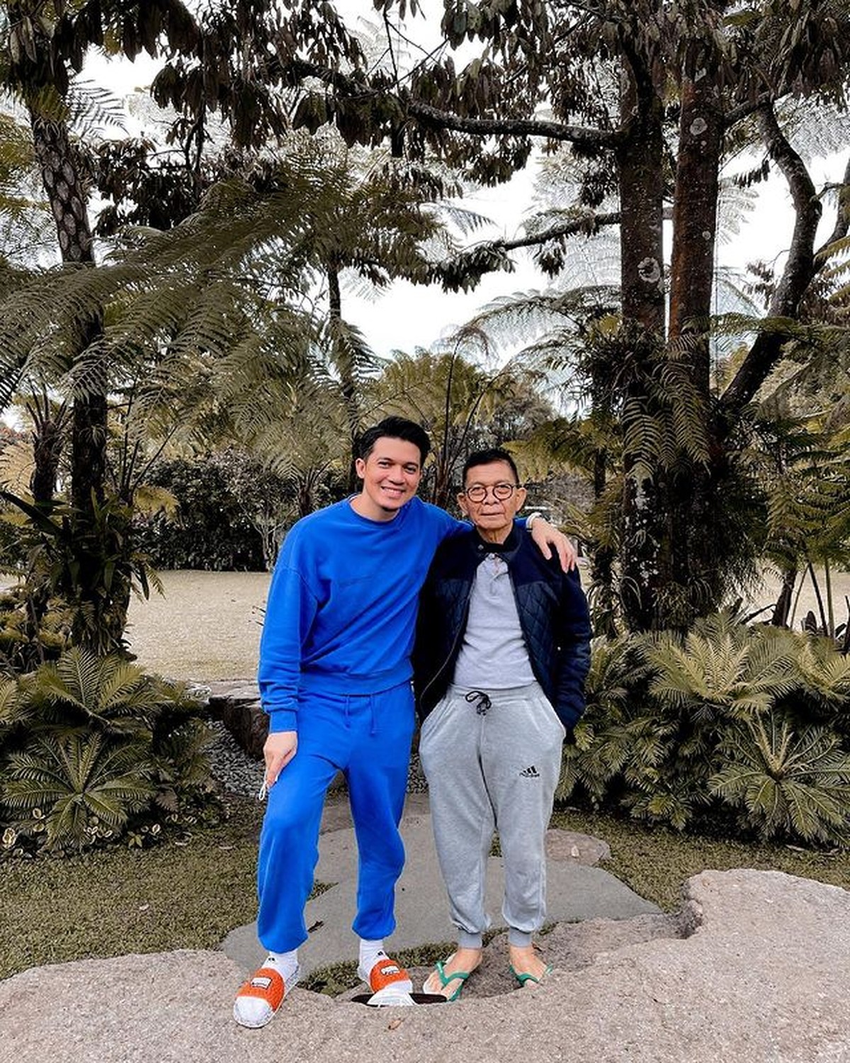 Kabar duka kembali menghampiri Irwansyah&comma; sang ibunda meninggal dunia usai melawan Covid-19 pada Rabu &lpar;4&sol;8&rpar;&period; Yuk lihat kenangannya&excl;