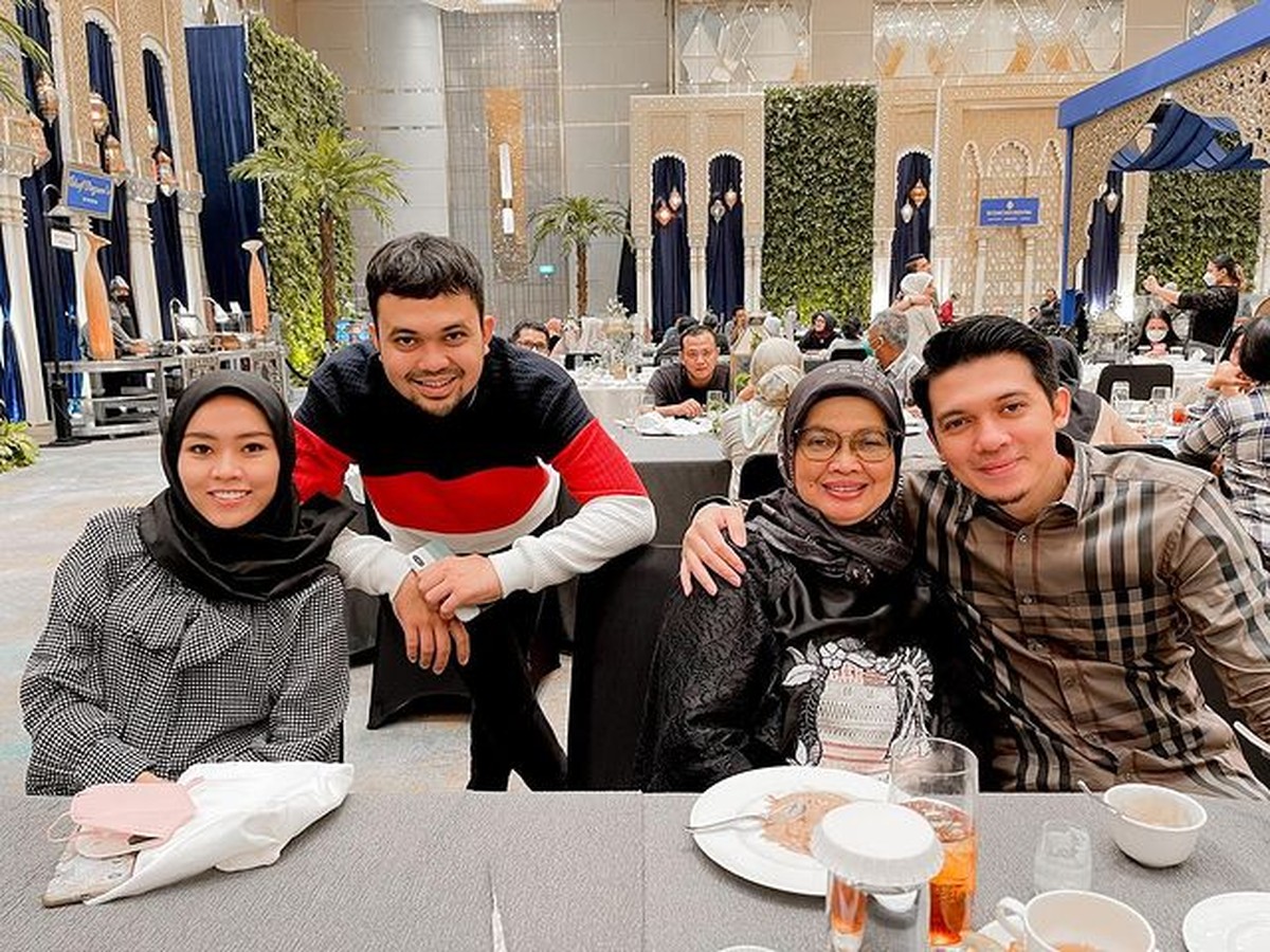 Kabar duka kembali menghampiri Irwansyah&comma; sang ibunda meninggal dunia usai melawan Covid-19 pada Rabu &lpar;4&sol;8&rpar;&period; Yuk lihat kenangannya&excl;