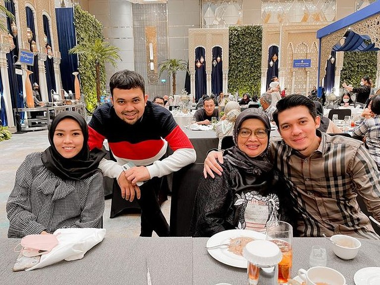 Kenangan Terakhir Irwansyah dengan Sang Ayah dan Ibunda Tercinta Kabar duka kembali menghampiri Irwansyah, sang ibunda meninggal dunia usai melawan Covid-19 pada Rabu (4/8). Yuk lihat kenangannya!