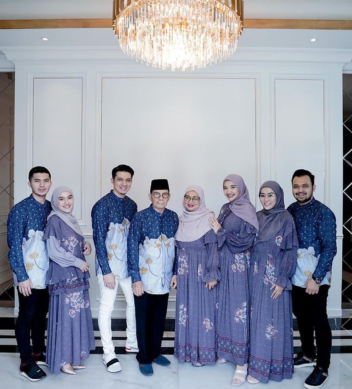 Kabar duka kembali menghampiri Irwansyah&comma; sang ibunda meninggal dunia usai melawan Covid-19 pada Rabu &lpar;4&sol;8&rpar;&period; Yuk lihat kenangannya&excl;