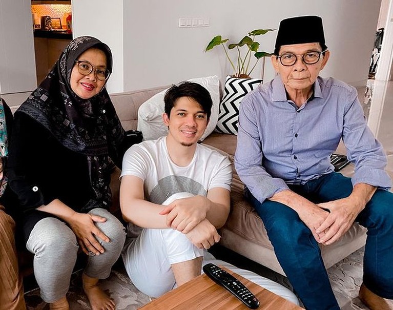 Kabar duka kembali menghampiri Irwansyah, sang ibunda meninggal dunia usai melawan Covid-19 pada Rabu (4/8). Yuk lihat kenangannya!