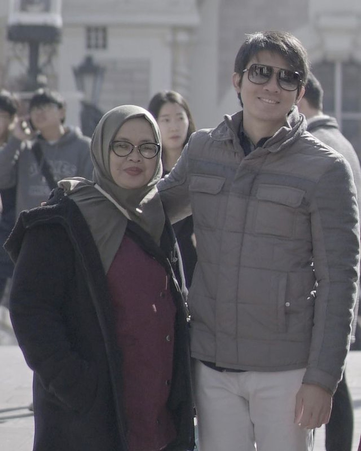 Kabar duka kembali menghampiri Irwansyah&comma; sang ibunda meninggal dunia usai melawan Covid-19 pada Rabu &lpar;4&sol;8&rpar;&period; Yuk lihat kenangannya&excl;