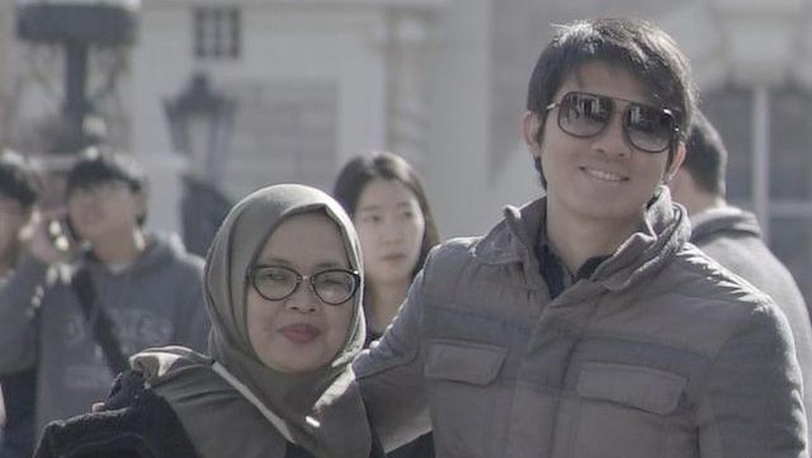 Kabar duka kembali menghampiri Irwansyah, sang ibunda meninggal dunia usai melawan Covid-19 pada Rabu (4/8). Yuk lihat kenangannya!