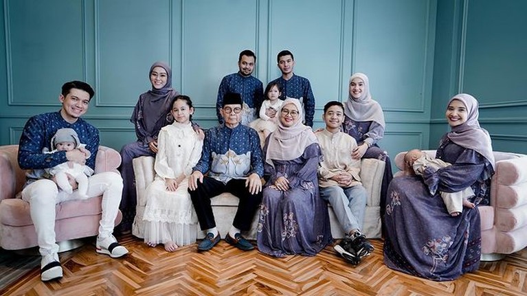 Kenangan Terakhir Irwansyah dengan Sang Ayah dan Ibunda Tercinta Kabar duka kembali menghampiri Irwansyah, sang ibunda meninggal dunia usai melawan Covid-19 pada Rabu (4/8). Yuk lihat kenangannya!
