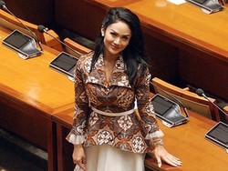 Dapat Gaji dan Tunjangan DPR Ratusan Juta Sebulan, Intip Isi Garasi Krisdayanti