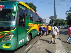 Penumpang Bus Sepi, Kuli Panggul Terminal Kampung Rambutan Gigit Jari