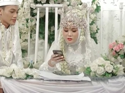 Viral Pengantin Ujian Online Usai Akad Nikah, Simak Kisah di Baliknya Bun