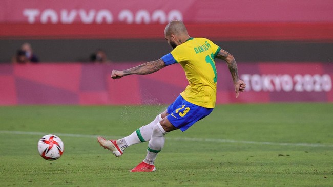 Dani Alves jadi sorotan usai aksinya nyaris membuat dua bintang Brasil, Raphinha dan Pedro mengalami cedera jelang Piala Dunia 2022.