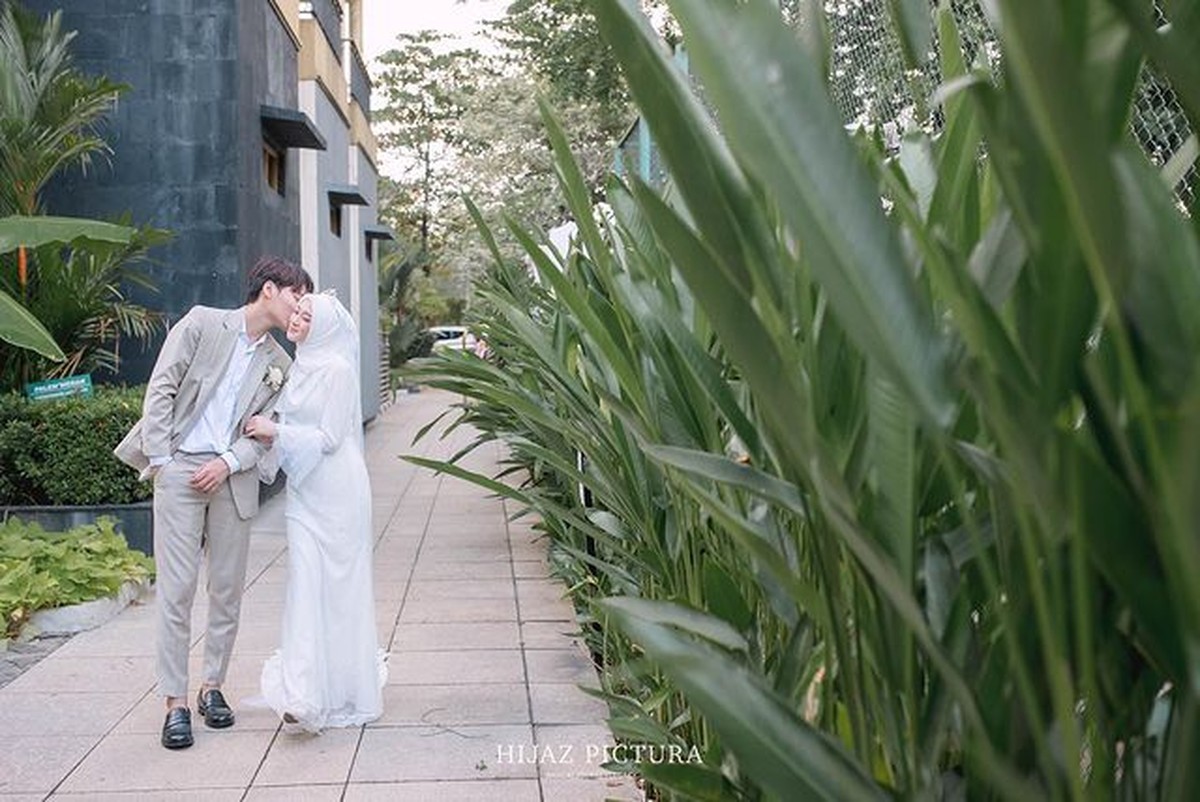 Kabar mengejutkan serta membahagiakan datang dari seleb TikTok Korsel AA Daehoon baru saja menikahi kekasihnya&period; Yuk intip&excl;