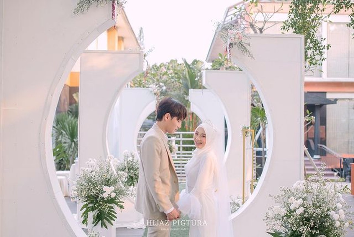 Kabar mengejutkan serta membahagiakan datang dari seleb TikTok Korsel AA Daehoon baru saja menikahi kekasihnya&period; Yuk intip&excl;