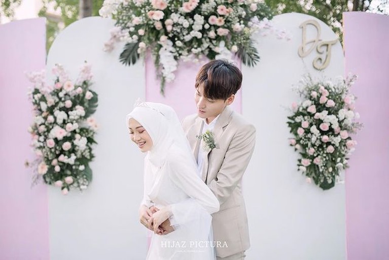 Momen Nikahan AA Daehoon Seleb TikTok Korsel yang Jadi Mualaf Kabar mengejutkan serta membahagiakan datang dari seleb TikTok Korsel AA Daehoon baru saja menikahi kekasihnya. Yuk intip!