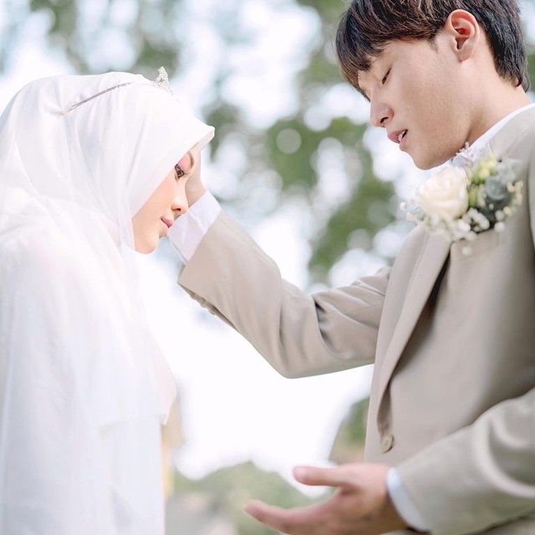 Momen Nikahan AA Daehoon Seleb TikTok Korsel yang Jadi Mualaf Kabar mengejutkan serta membahagiakan datang dari seleb TikTok Korsel AA Daehoon baru saja menikahi kekasihnya. Yuk intip!
