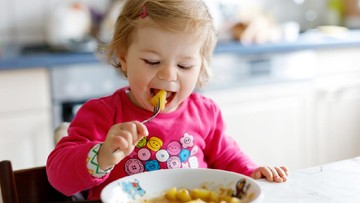 TANDA SI KECIL BELUM SIAP MAKAN MAKANAN PADAT