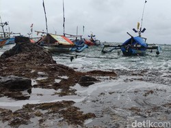 Gelombang Tinggi, Ratusan Nelayan Jayanti Cianjur Tak Bisa Melaut
