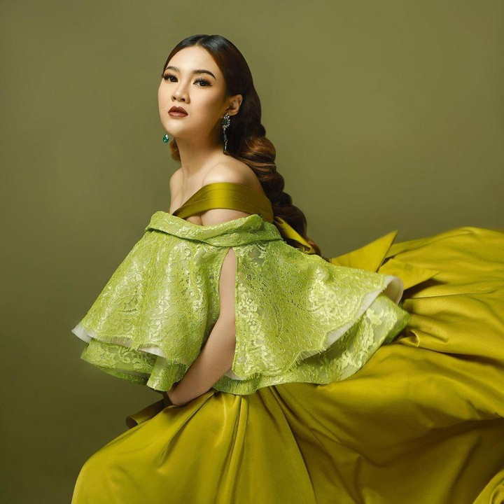 <p>Nella Kharisma telah melakukan sesi pemotretan dengan <em>baby bump</em> yang semakin besar. Pelantun<em> Jaran Goyang</em> tampil anggun dalam balutan <em>off shoulder dress</em> berwarna<em> lime green</em>. (Foto: Instagram: @nellakharisma)</p>
