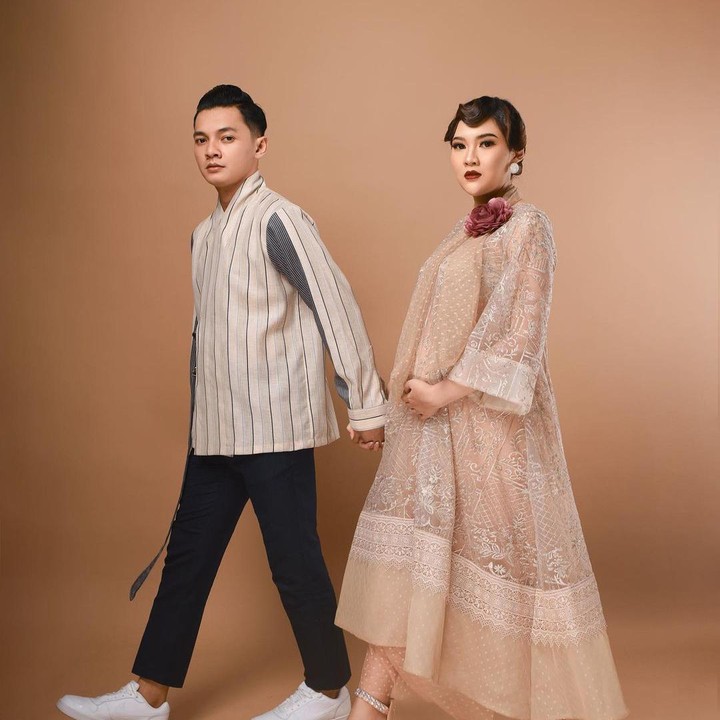 <p>Nuansa lembut kian terpancar dari Nella Kharisma ketika mengganti <em>maternity outfit-nya</em> dengan warna <em>beige</em> yang lebih halus. Feminin banget nih! (Foto: Instagram: @nellakharisma)</p>