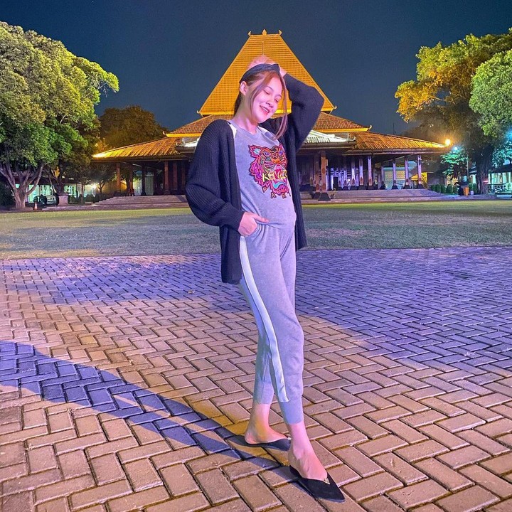 <p>Nella Kharisma tampil semakin menawan sejak hamil besar. Aura mother glow kian terpancar setiap kali ia memamerkan perutnya. (Foto: Instagram: @nellakharisma)</p>